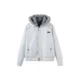 Белый (в комплекте с съемным логотипом бренда)