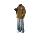 Хлопковый пуховик коричневого и синего цвета, джинсы