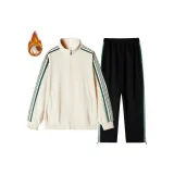 Комплект абрикосового зеленого цвета с полосами