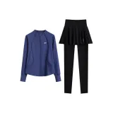 Синий комплект из двух предметов: пальто (синий) и брюки (черные)