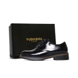 Лакированная кожа, черного цвета