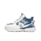 Белый с синей флисовой подкладкой.