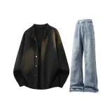 Черный трикотаж + светло-синие джинсы с расклешенным кроем