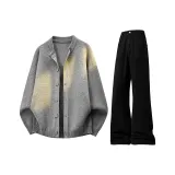 Светло-серый трикотаж + черные джинсы с узким кроем