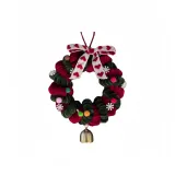 Красный венок в форме сердца на Рождество