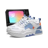 Белый с синей флисовой подкладкой.