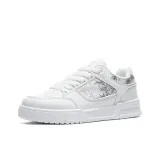 Белый, темно-серый (утолщенный, с козырьком).