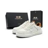 Коробка коричневого цвета.