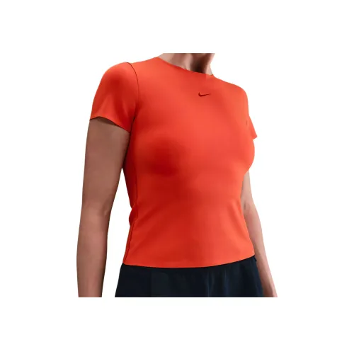 Nike Swoosh Стандартная T-рубашка Женская