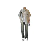 Светло-серая рубашка + винтажные синие джинсы [булавка, логотип, стиль позиционирования]