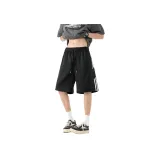 Черные шорты, стиль позиционирования