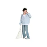 Синий свитшот, светло-синие джинсы