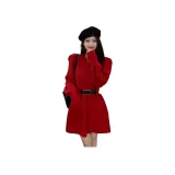 Красное платье с длинными рукавами