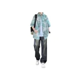 [Зеленая рубашка + футболка + белые джинсы + винтажный синий]