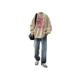 Свитшот с принтом на всю поверхность, абрикосовый + синие джинсы