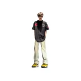 Черная рубашка с короткими рукавами + желтые джинсы с эффектом грязи