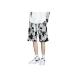 Бабочка влюблена в цветок с брендом и маленьким логотипом