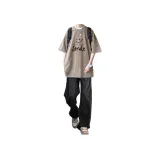 Кофейный футболка + черные джинсовые штаны