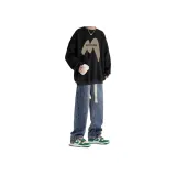 Чёрный свитшот + синие джинсы