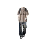 Футболка с кофейным принтом + темно-синие джинсы