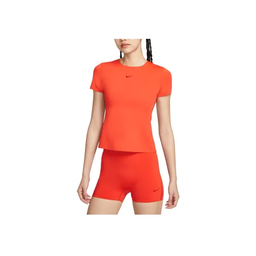 Nike Swoosh Стандартная T-рубашка Женская
