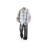 Белое пальто + белая длинная футболка + синие джинсы