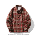 Красный, в клетку, с флисовой подкладкой.