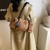 Коричневый