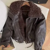 Коричневый