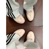 Белый, серый с черными полосами